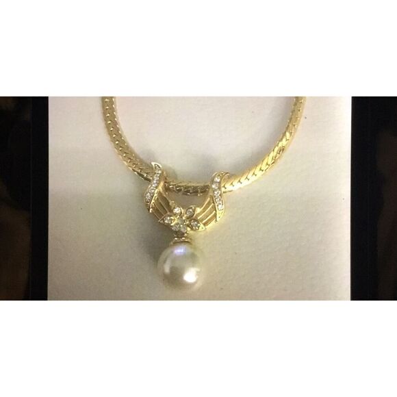 Gorgeous Pearl & Crystal Necklace/Earring Set - Picture 2 of 2